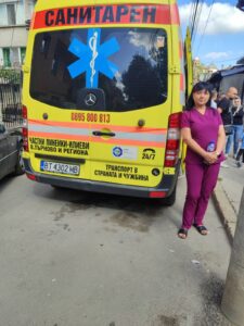 Медицинска сестра от Фирма Илиеви до линейка – готовност за превоз на пациенти във Велико Търново